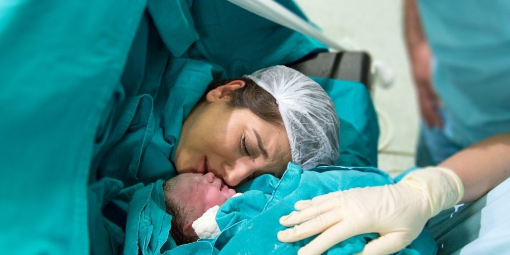 Porod císařským řezem 🤰🏻 | Zkušenosti, jak se připravit (2021)