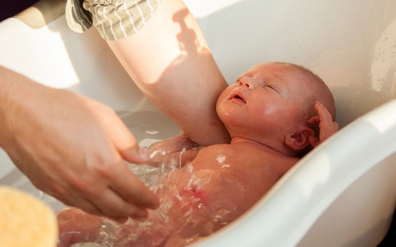 5 tipů pro uklidňující koupel pro novorozence 👶 | Feedo.cz