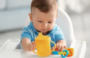 Tipy a triky pro naučení dítěte samostatného pití z hrnečku